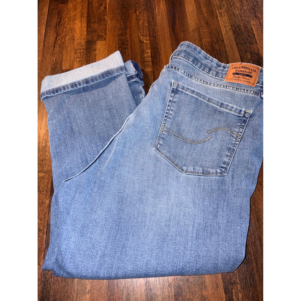 Levi Strauss Signature Gold Mid Rise Capri Jeans Light Wash Blue Cuffed Size 16